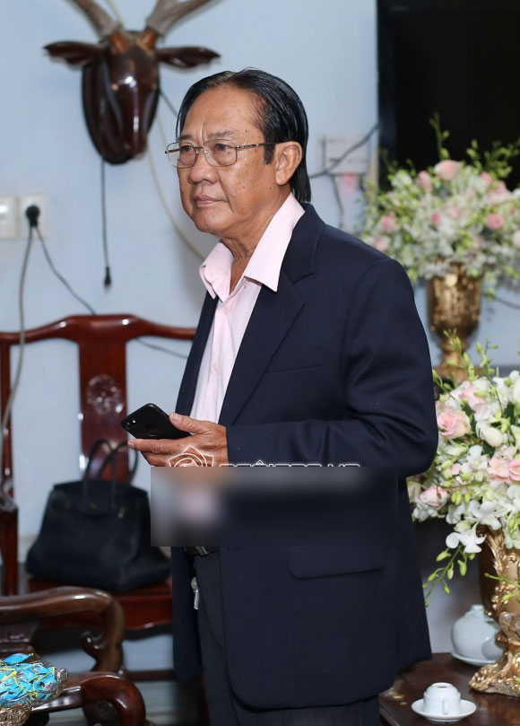 Lâm Khánh Chi diện áo dài nhung xanh dịu dàng, tất bật chuẩn bị cho hôn lễ ngày mai